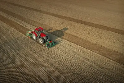 Traktory Case IH Maxxum jsou již z výroby vybaveny potřebným hardwarem pro instalaci automatického řízení AFS AccuGuide.